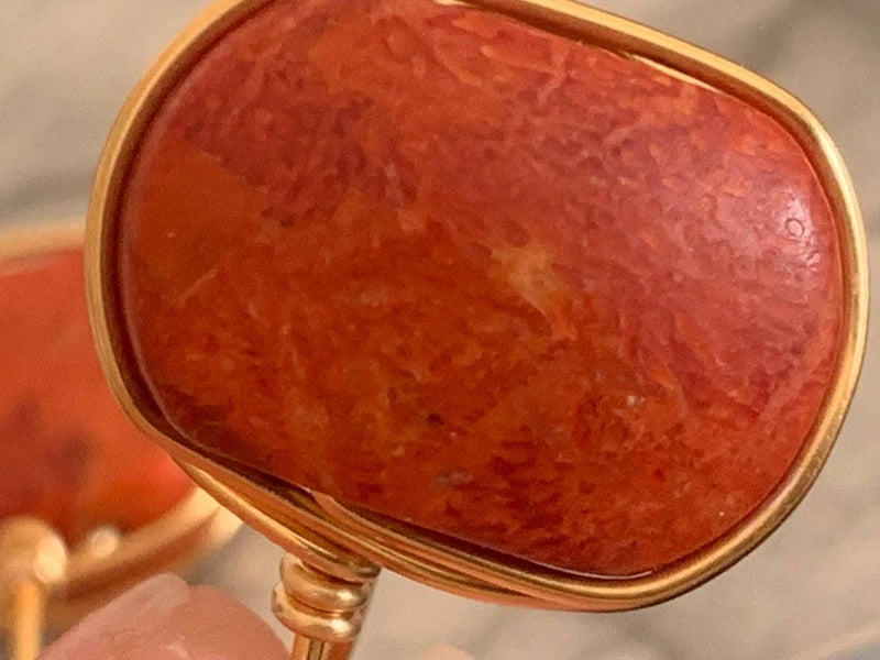 Orecchini pendenti artigianali con corallo spugnoso e filo di rame dorato