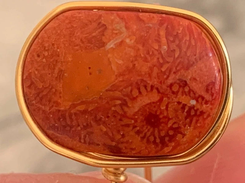 Orecchini pendenti artigianali con corallo spugnoso e filo di rame dorato