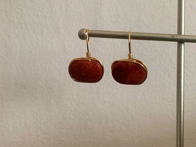 Orecchini pendenti artigianali con corallo spugnoso e filo di rame dorato