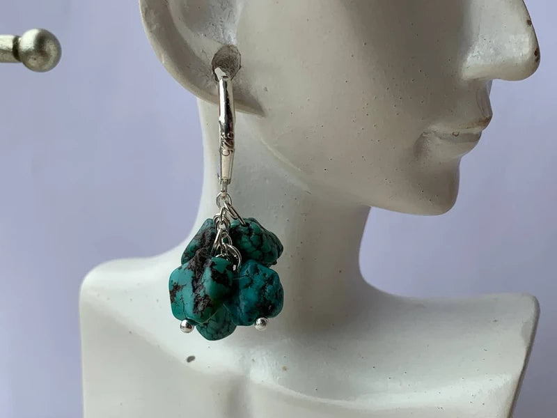 Orecchini artigianali in Argento 925 placcato e sassolini di Turchese naturali