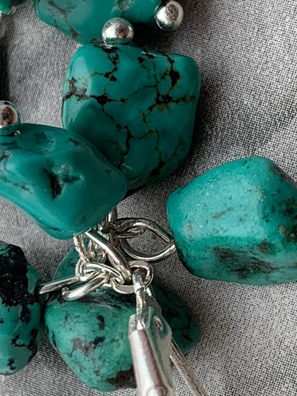 Orecchini artigianali in Argento 925 placcato e sassolini di Turchese naturali