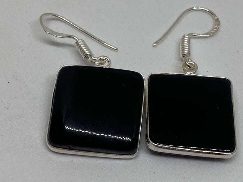 Orecchini artigianali in argento 925 con cabochon di onice nera 15x15mm