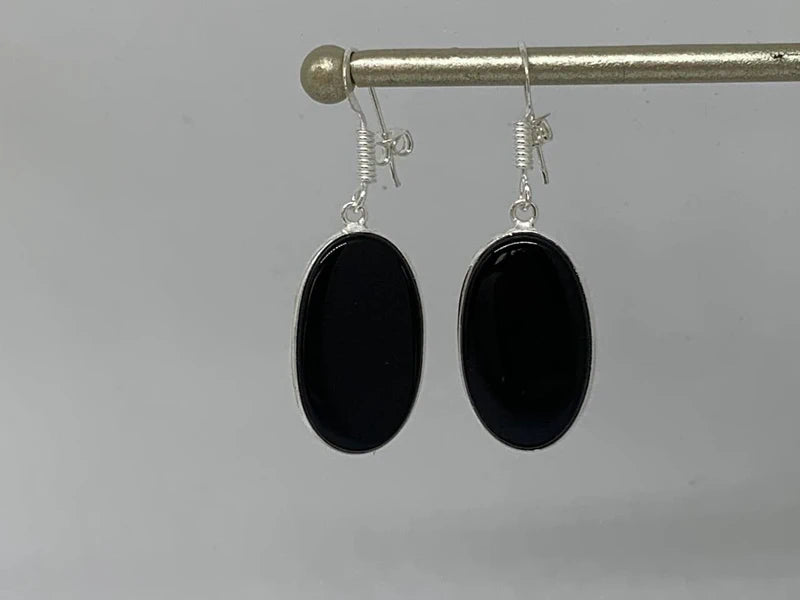 Orecchini artigianali placcati argento 925 con onice nera ovale – eleganza senza tempo
