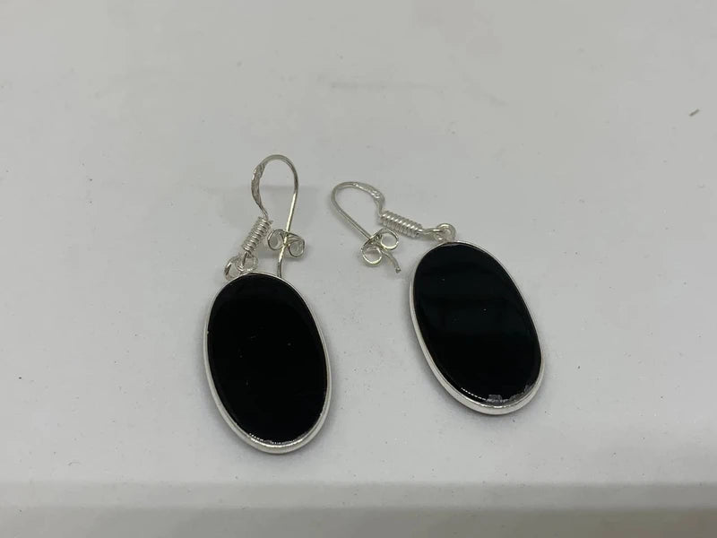Orecchini artigianali placcati argento 925 con onice nera ovale – eleganza senza tempo