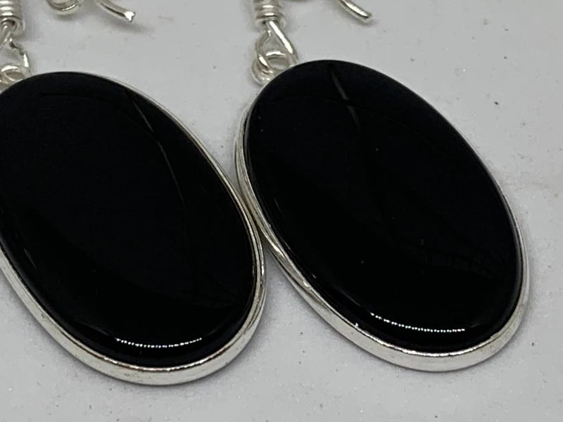 Orecchini artigianali placcati argento 925 con onice nera ovale – eleganza senza tempo
