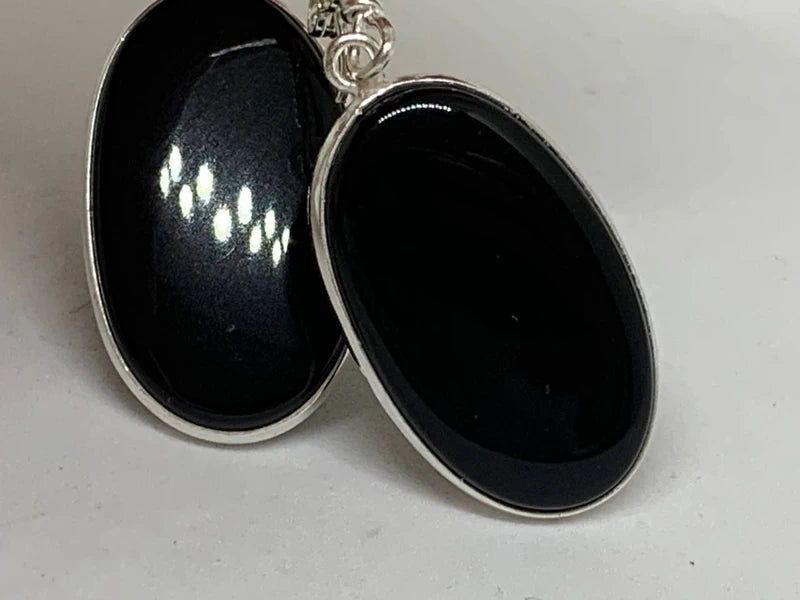 Orecchini artigianali placcati argento 925 con onice nera ovale – eleganza senza tempo