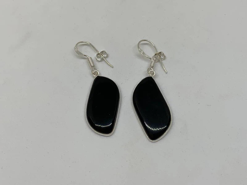 Orecchini artigianali in ottone argento 925 con onice nera cabochon – eleganza e protezione