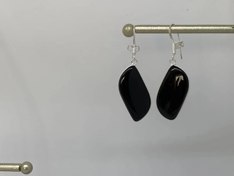 Orecchini artigianali in ottone argento 925 con onice nera cabochon – eleganza e protezione