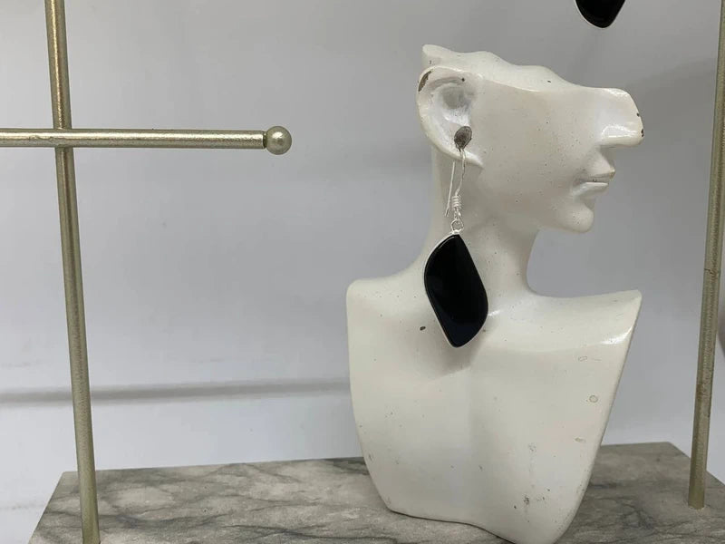 Orecchini artigianali in ottone argento 925 con onice nera cabochon – eleganza e protezione