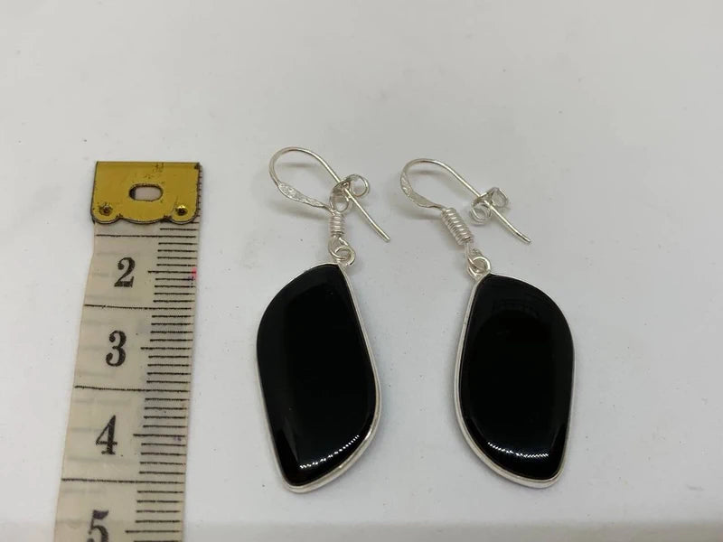 Orecchini artigianali in ottone argento 925 con onice nera cabochon – eleganza e protezione