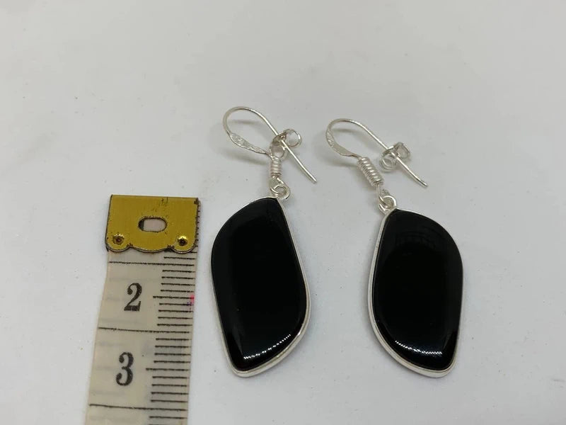 Orecchini artigianali in ottone argento 925 con onice nera cabochon – eleganza e protezione