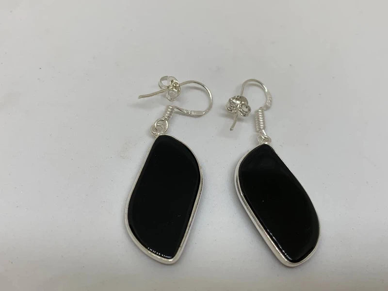 Orecchini artigianali in ottone argento 925 con onice nera cabochon – eleganza e protezione