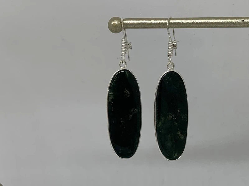 Orecchini artigianali placcati argento 925 con eleganti pietre ovali di agata verde