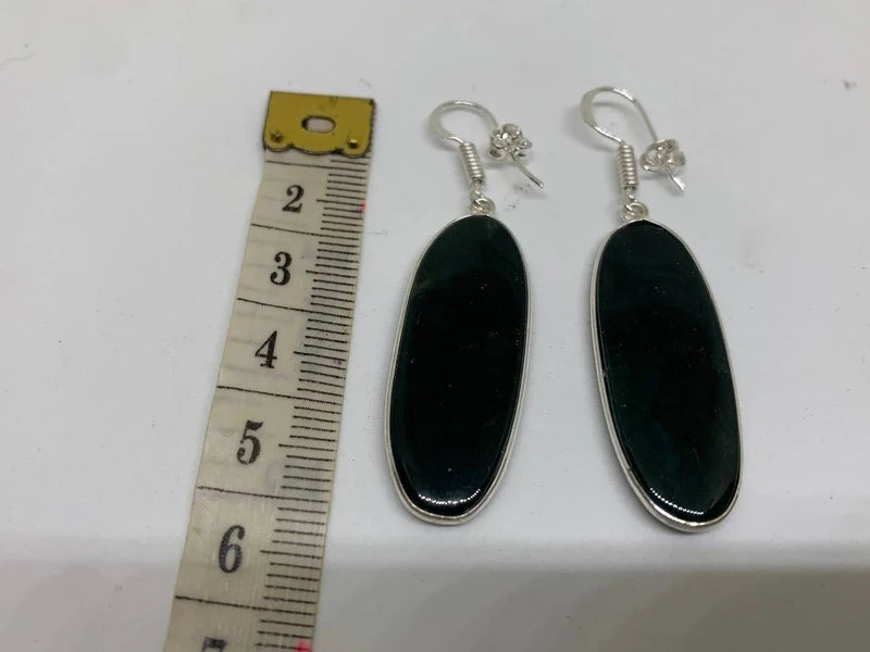 Orecchini artigianali placcati argento 925 con eleganti pietre ovali di agata verde