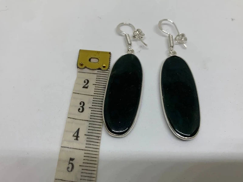Orecchini artigianali placcati argento 925 con eleganti pietre ovali di agata verde