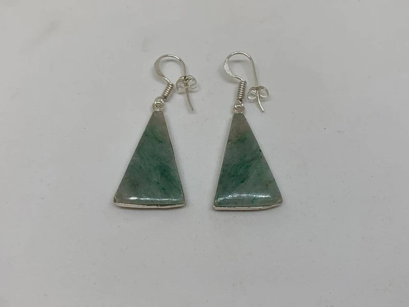 Orecchini artigianali in ottone argento 925 con giada verde grezza ovale – eleganza e energia