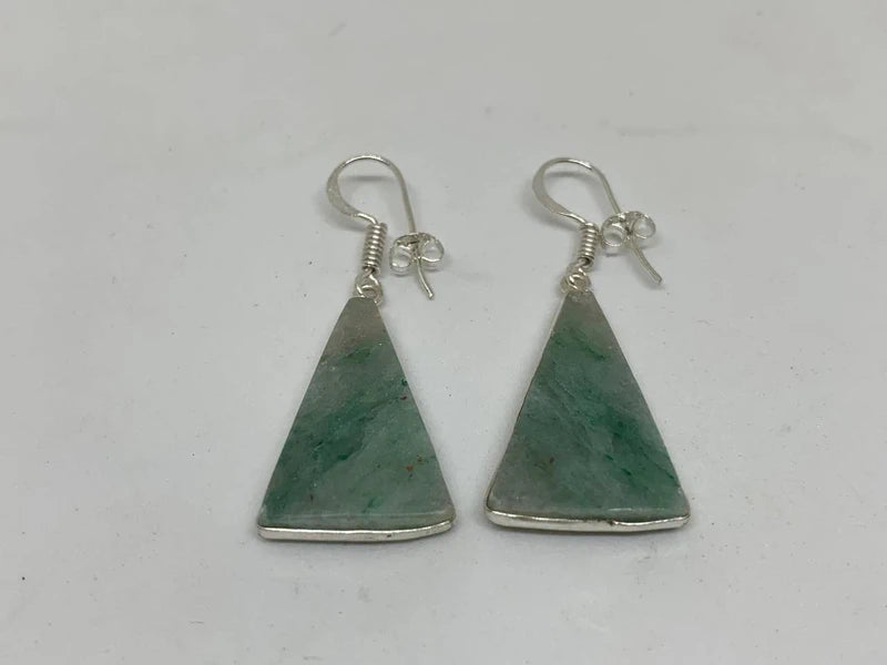 Orecchini artigianali in ottone argento 925 con giada verde grezza ovale – eleganza e energia