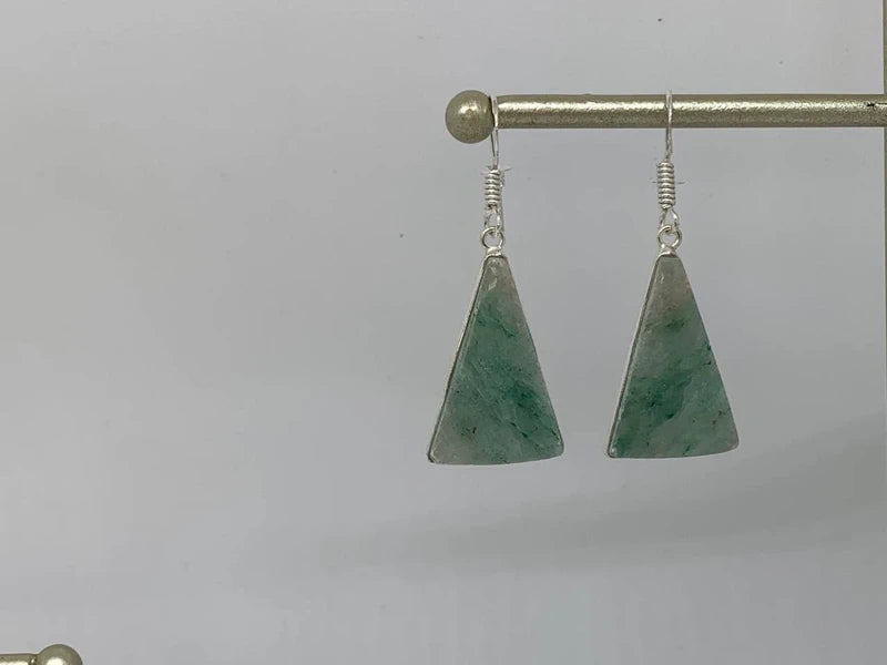 Orecchini artigianali in ottone argento 925 con giada verde grezza ovale – eleganza e energia