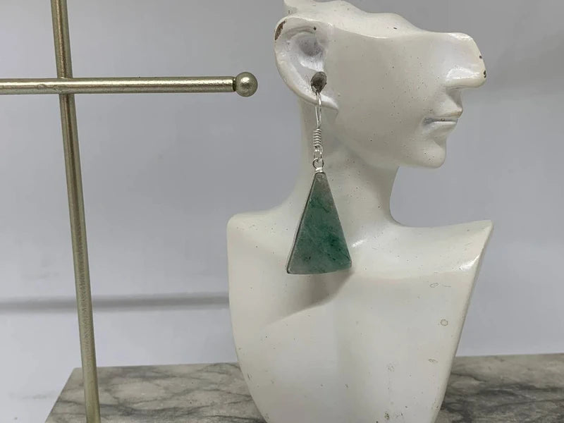 Orecchini artigianali in ottone argento 925 con giada verde grezza ovale – eleganza e energia