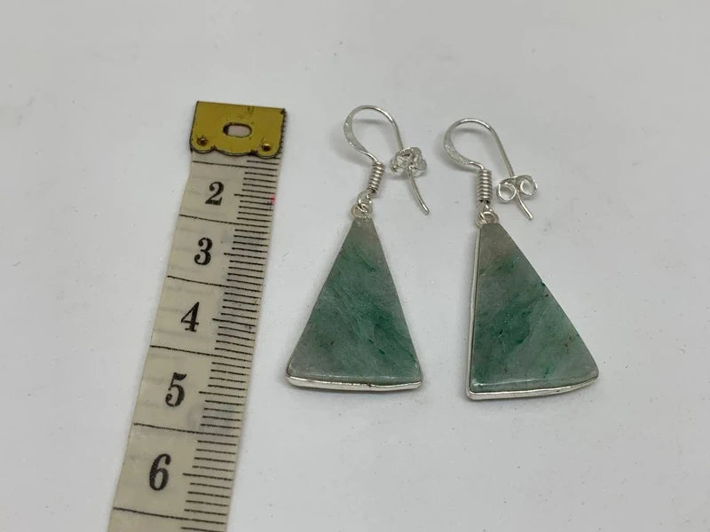 Orecchini artigianali in ottone argento 925 con giada verde grezza ovale – eleganza e energia