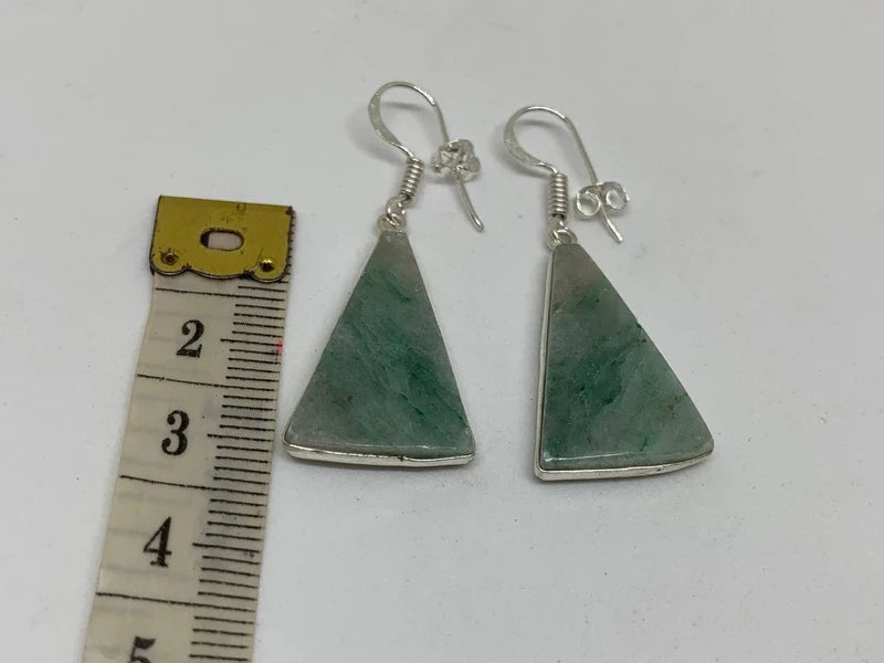 Orecchini artigianali in ottone argento 925 con giada verde grezza ovale – eleganza e energia