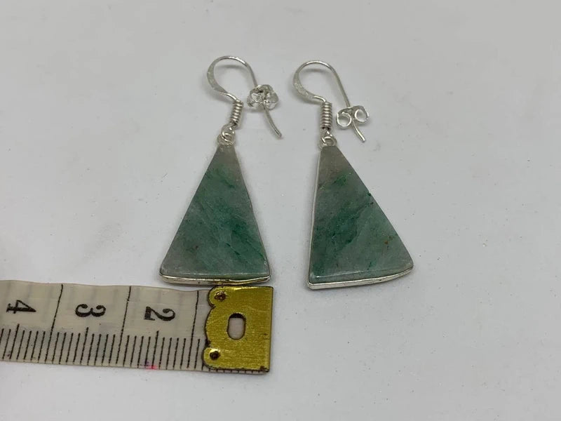 Orecchini artigianali in ottone argento 925 con giada verde grezza ovale – eleganza e energia