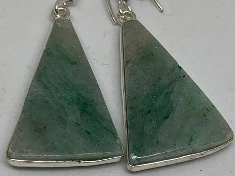 Orecchini artigianali in ottone argento 925 con giada verde grezza ovale – eleganza e energia