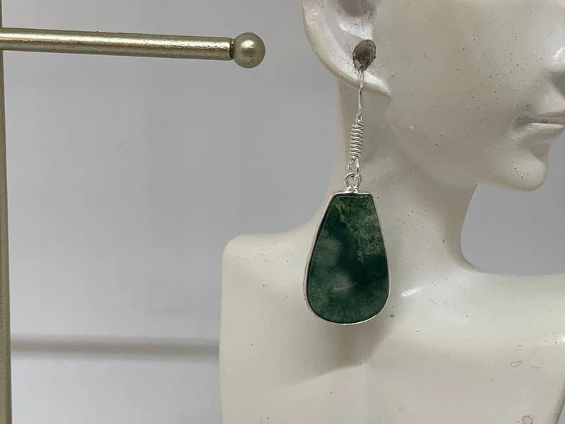 Orecchini artigianali placcati argento 925 con agata verde a goccia – eleganza e armonia