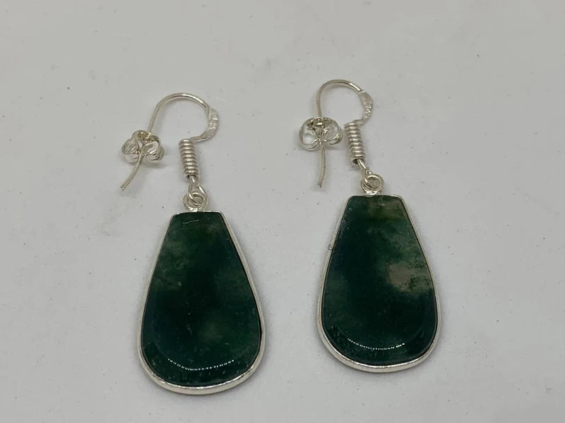 Orecchini artigianali placcati argento 925 con agata verde a goccia – eleganza e armonia