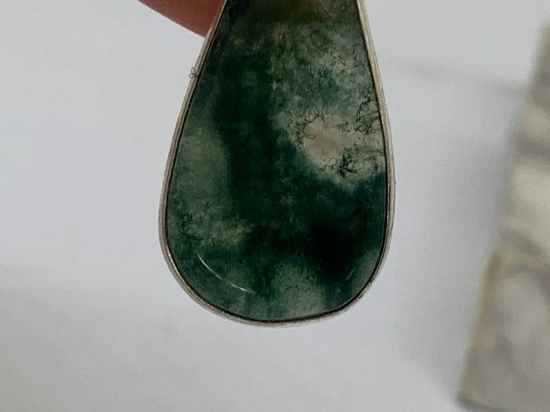 Orecchini artigianali placcati argento 925 con agata verde a goccia – eleganza e armonia