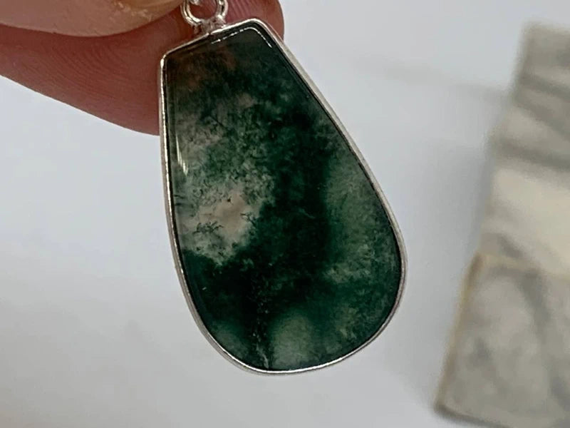 Orecchini artigianali placcati argento 925 con agata verde a goccia – eleganza e armonia