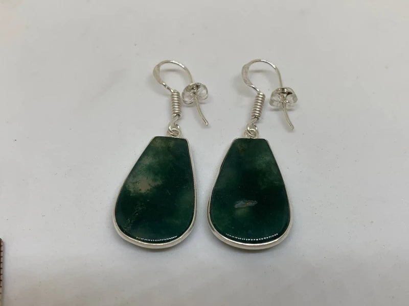 Orecchini artigianali placcati argento 925 con agata verde a goccia – eleganza e armonia