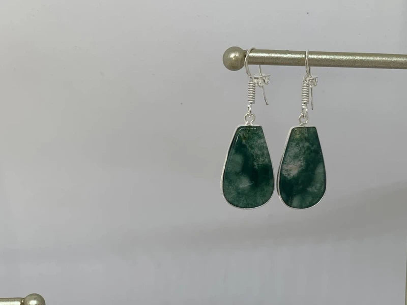 Orecchini artigianali placcati argento 925 con agata verde a goccia – eleganza e armonia