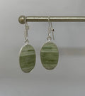 Orecchini in serpentino lizardite verde striato, artigianali placcati argento 925