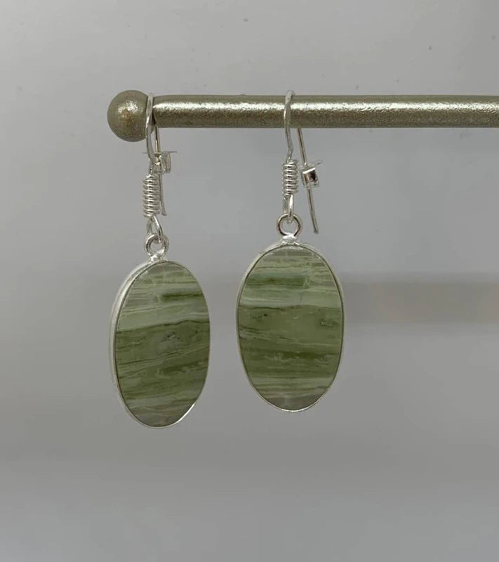 Orecchini in serpentino lizardite verde striato, artigianali placcati argento 925