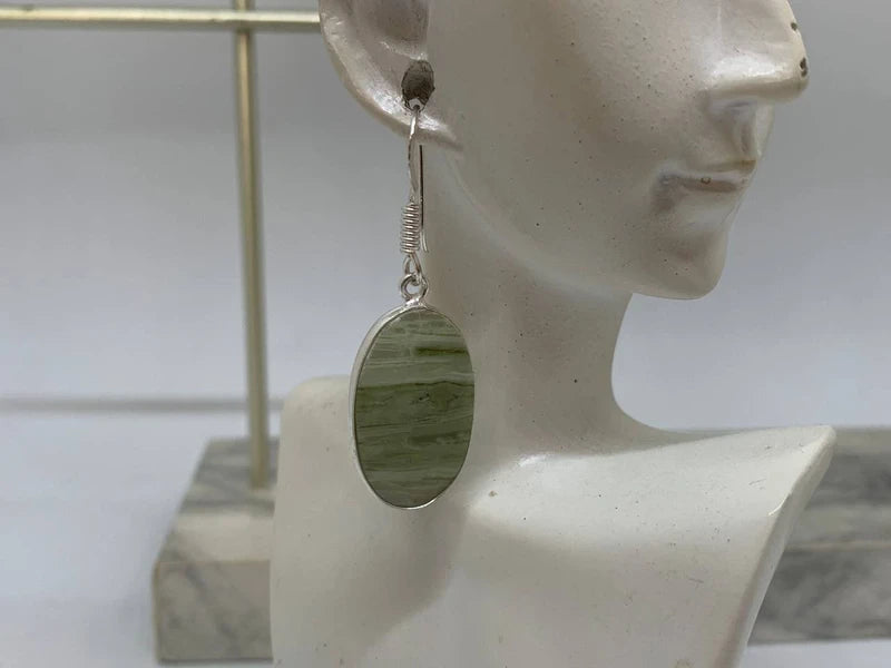 Orecchini in serpentino lizardite verde striato, artigianali placcati argento 925
