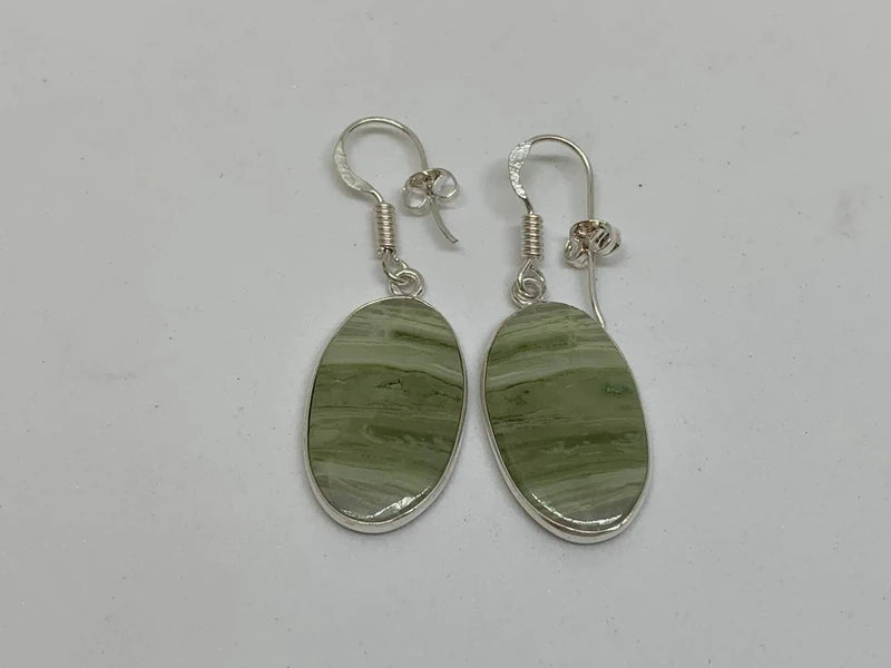 Orecchini in serpentino lizardite verde striato, artigianali placcati argento 925