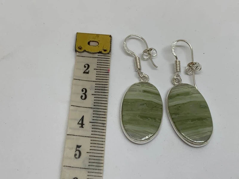 Orecchini in serpentino lizardite verde striato, artigianali placcati argento 925