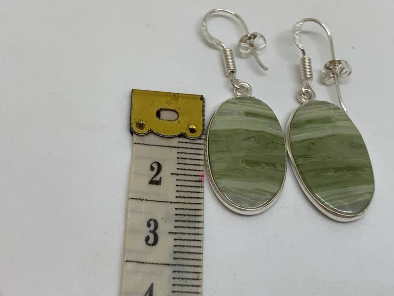 Orecchini in serpentino lizardite verde striato, artigianali placcati argento 925
