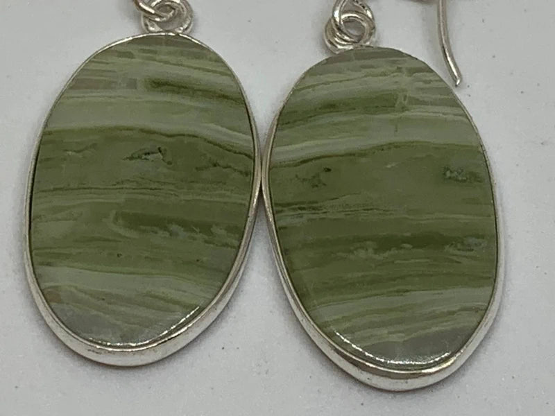 Orecchini in serpentino lizardite verde striato, artigianali placcati argento 925