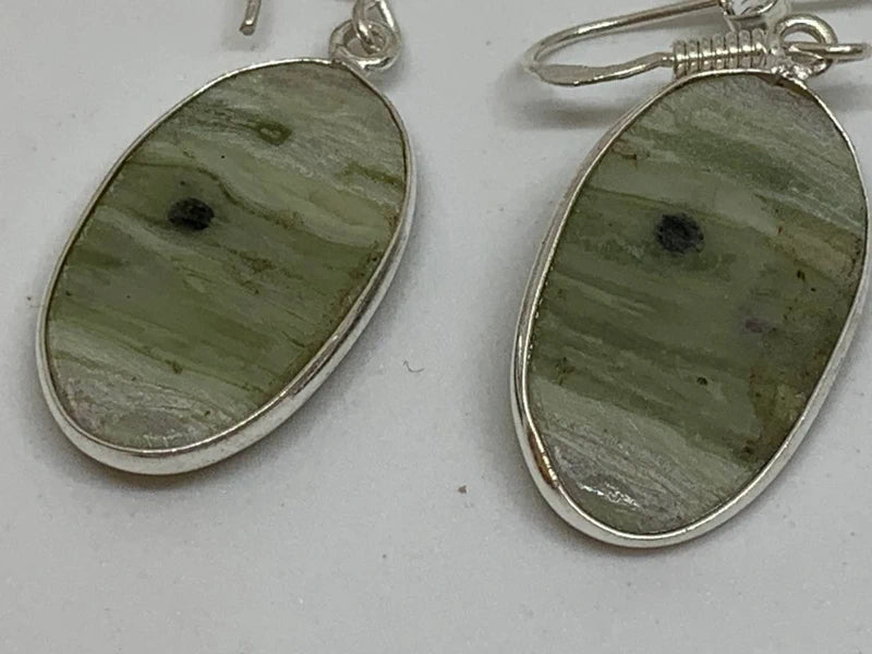 Orecchini in serpentino lizardite verde striato, artigianali placcati argento 925