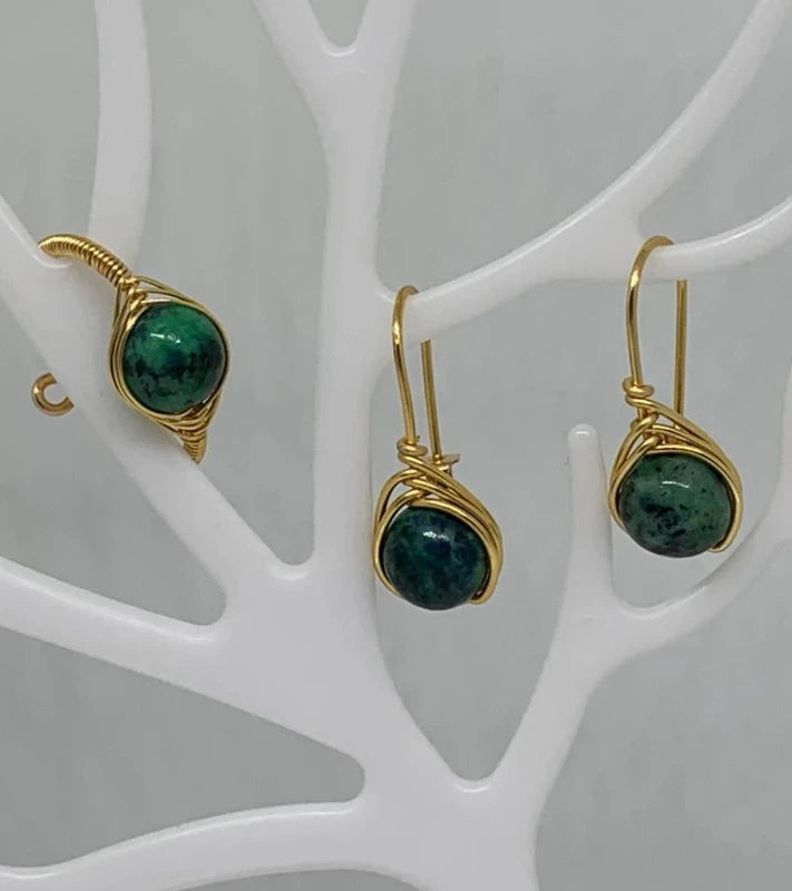 Set artigianale con crisocolla 8mm: orecchini pendenti + anello in rame