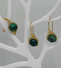 Set artigianale con crisocolla 8mm: orecchini pendenti + anello in rame