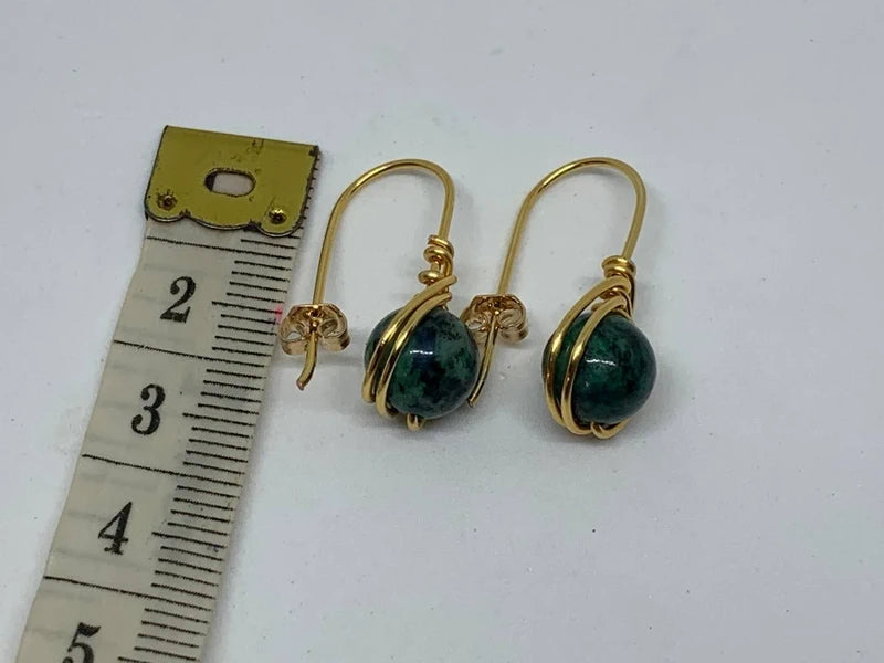 Set artigianale con crisocolla 8mm: orecchini pendenti + anello in rame