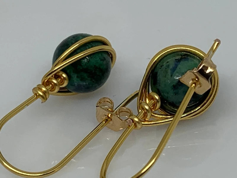 Set artigianale con crisocolla 8mm: orecchini pendenti + anello in rame