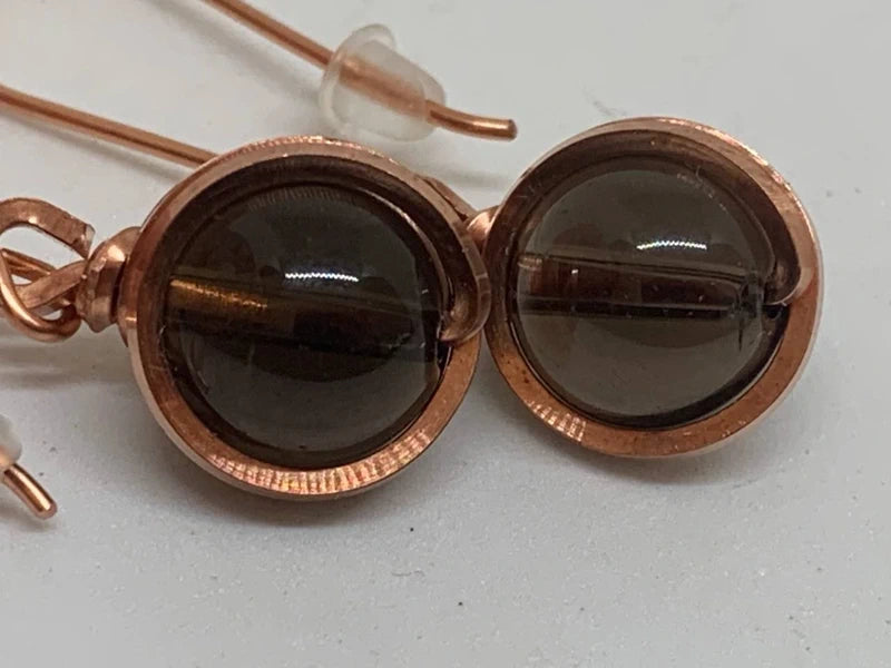 Orecchini artigianali in Quarzo Fumé 10 mm avvolti a mano in rame puro