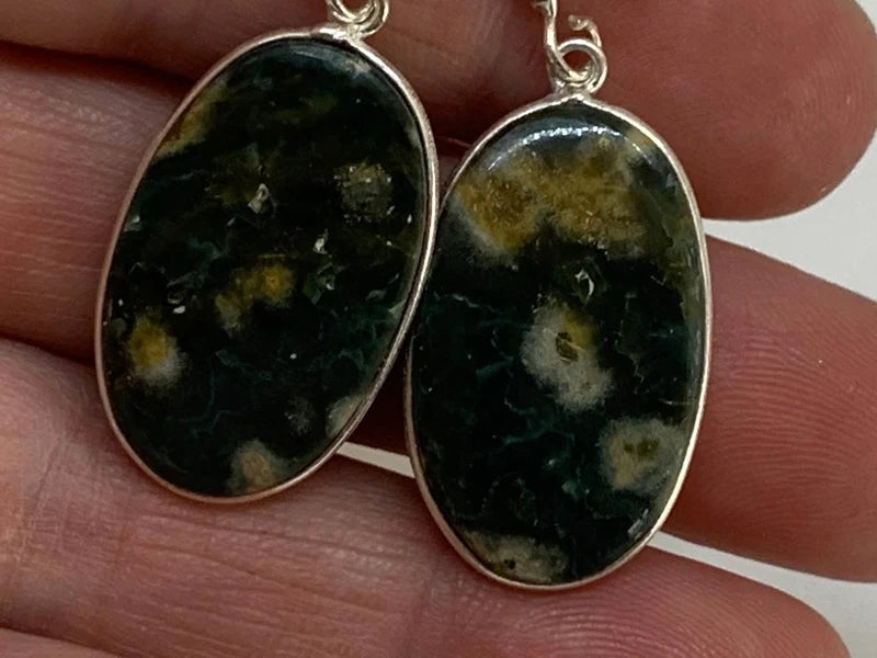 Orecchini Diaspro Oceanico Naturale in Ottone Placcato Argento 925 – Armonia e Serenità