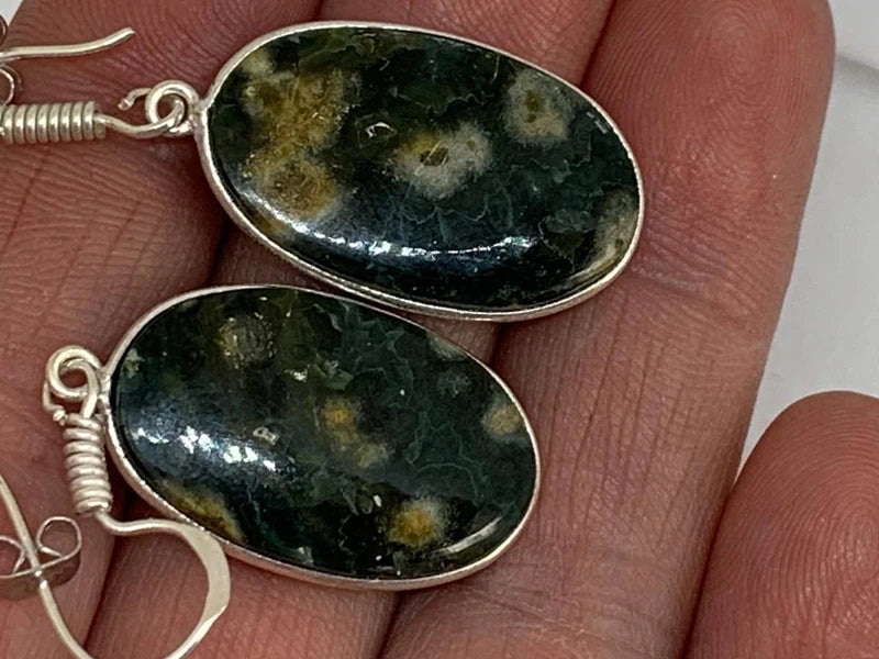 Orecchini Diaspro Oceanico Naturale in Ottone Placcato Argento 925 – Armonia e Serenità