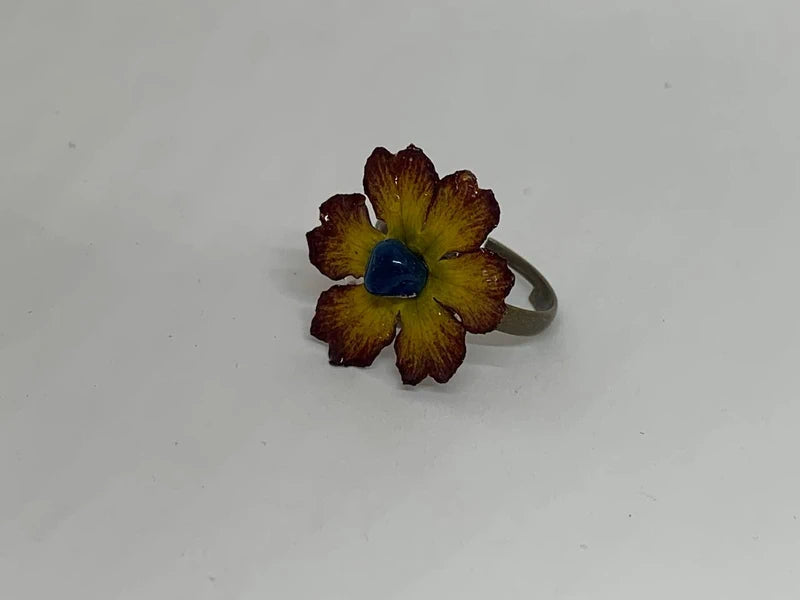 Anello regolabile in ottone anticato con fiore naturale in resina e agata blu