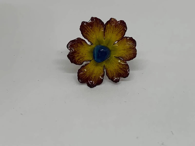 Anello regolabile in ottone anticato con fiore naturale in resina e agata blu
